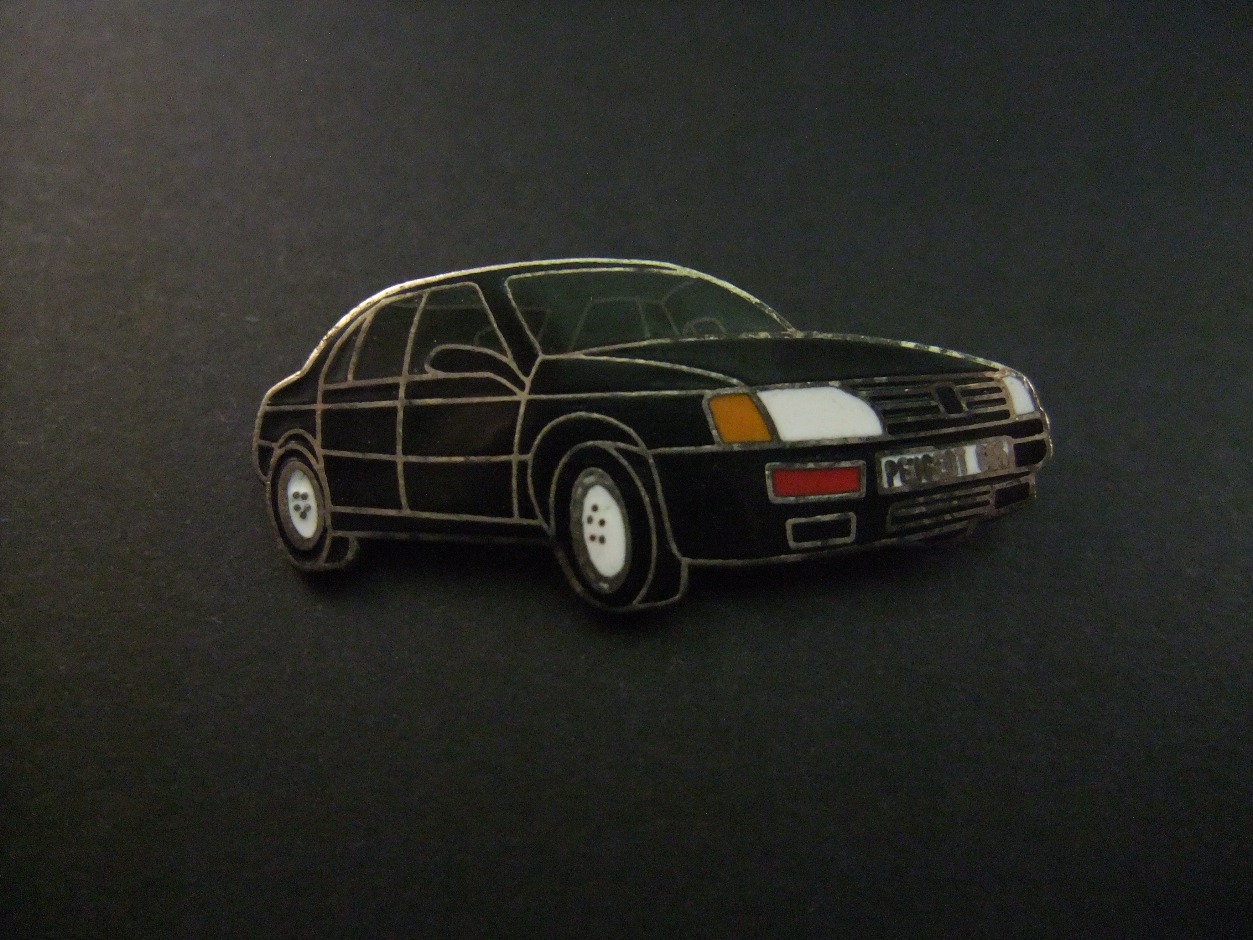 Peugeot 605 ( hogere middenklasse) zwart model